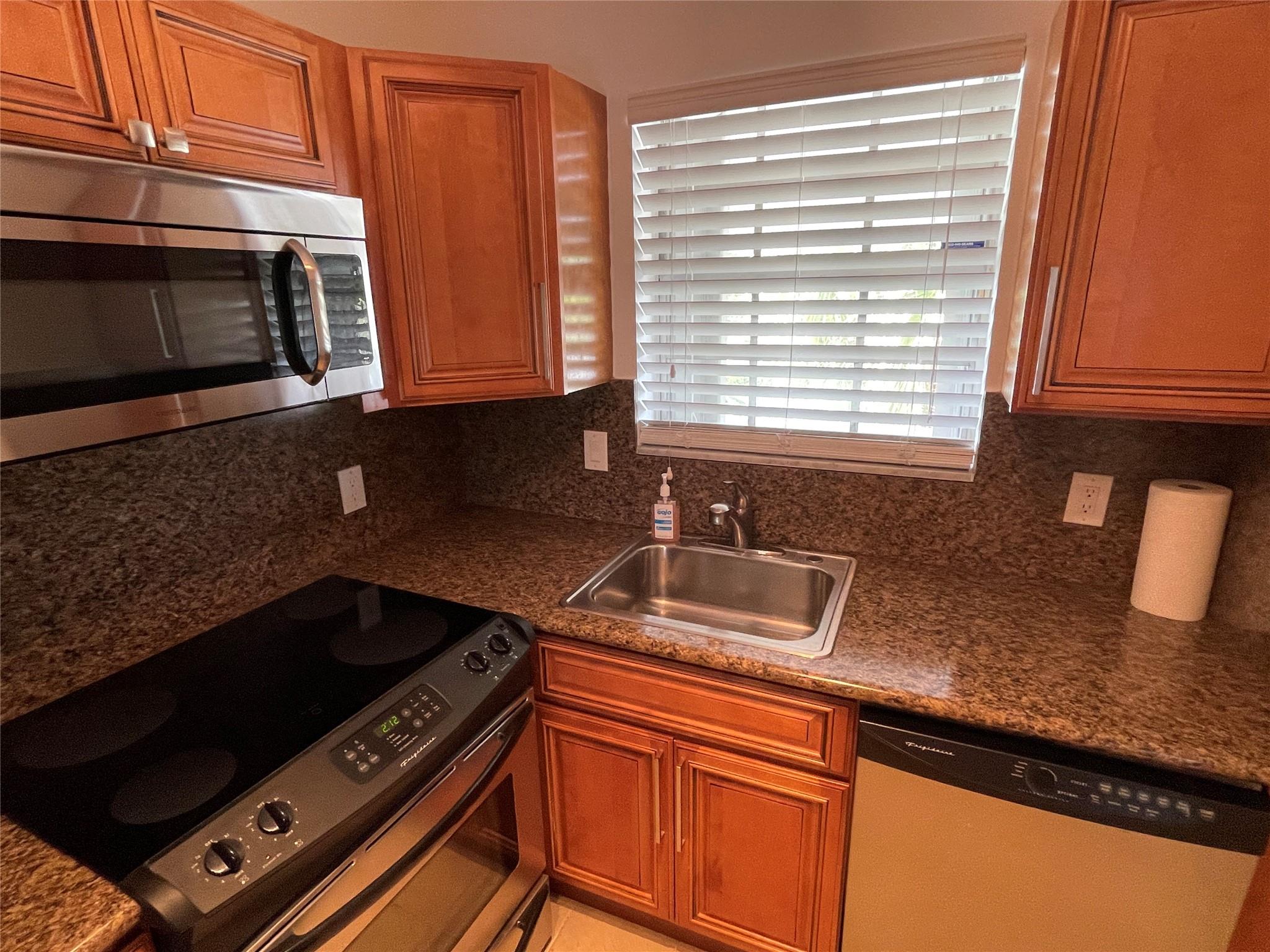 2050 NE 39th St N312