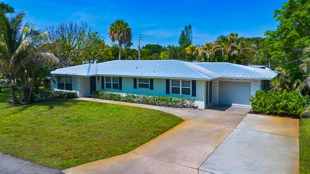 Photo of 381 SE Edgewood Drive, Stuart, FL 34996 (MLS # B26012292)