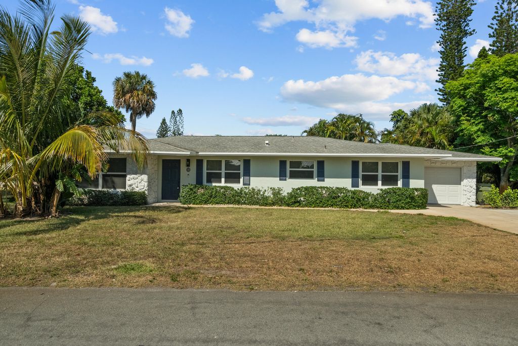 Photo of 381 SE Edgewood Drive, Stuart, FL 34996 (MLS # B26012292)