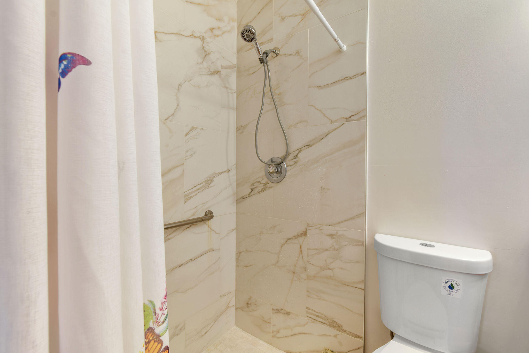 CRESTHAVEN TOWNHOMES SEC 4 CONDO - Residential