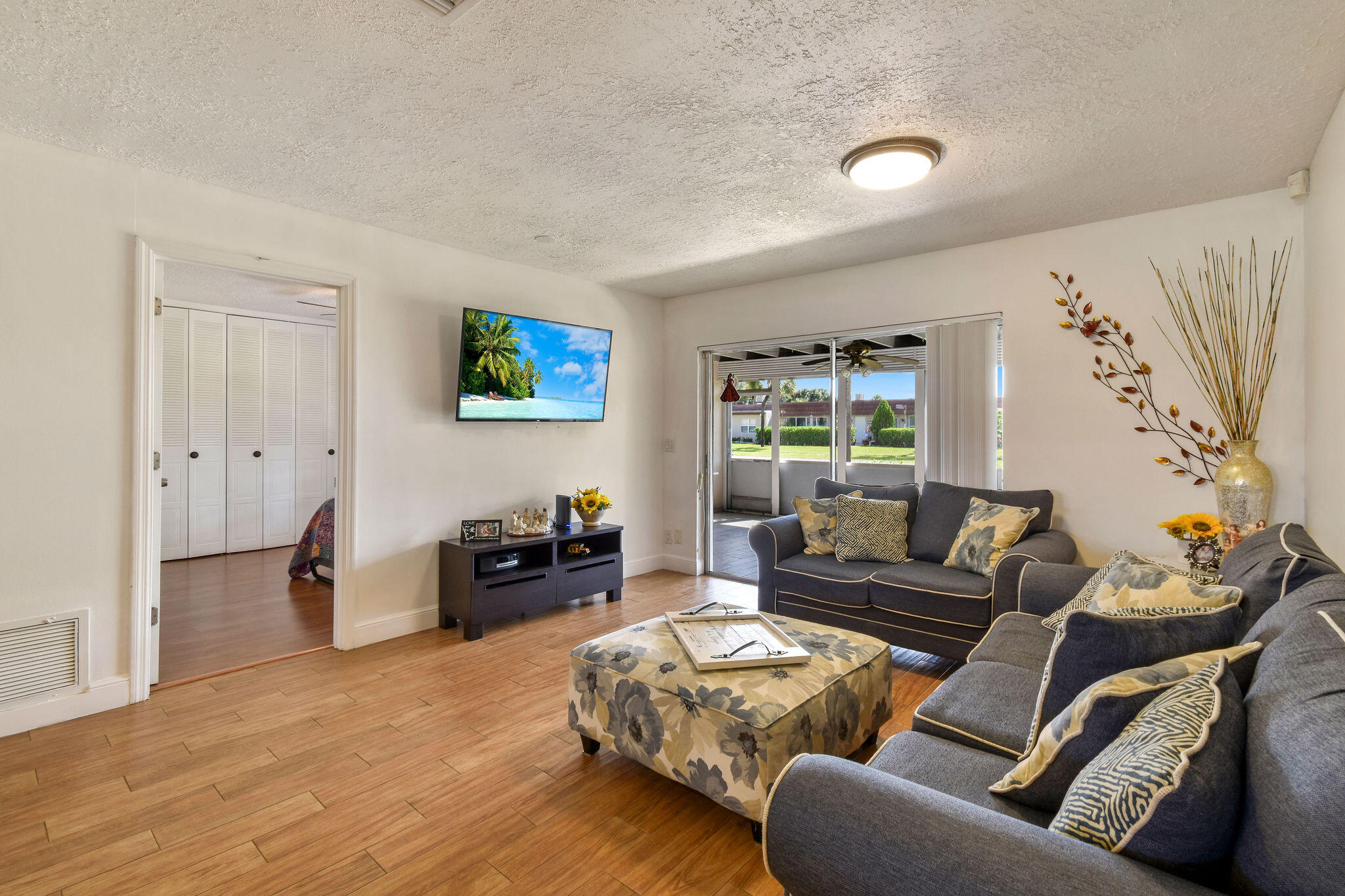 CRESTHAVEN TOWNHOMES SEC 4 CONDO - Residential
