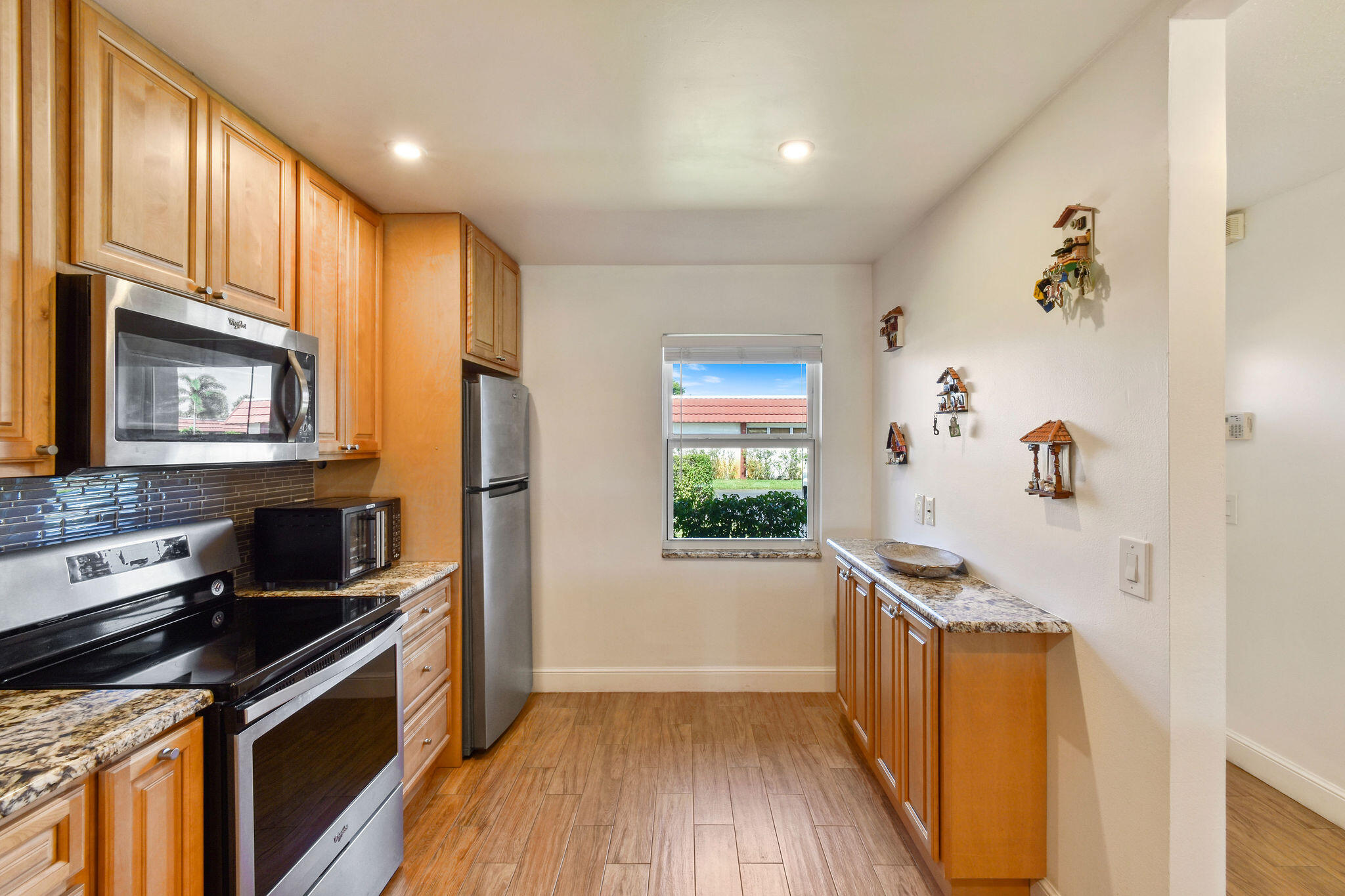 CRESTHAVEN TOWNHOMES SEC 4 CONDO - Residential