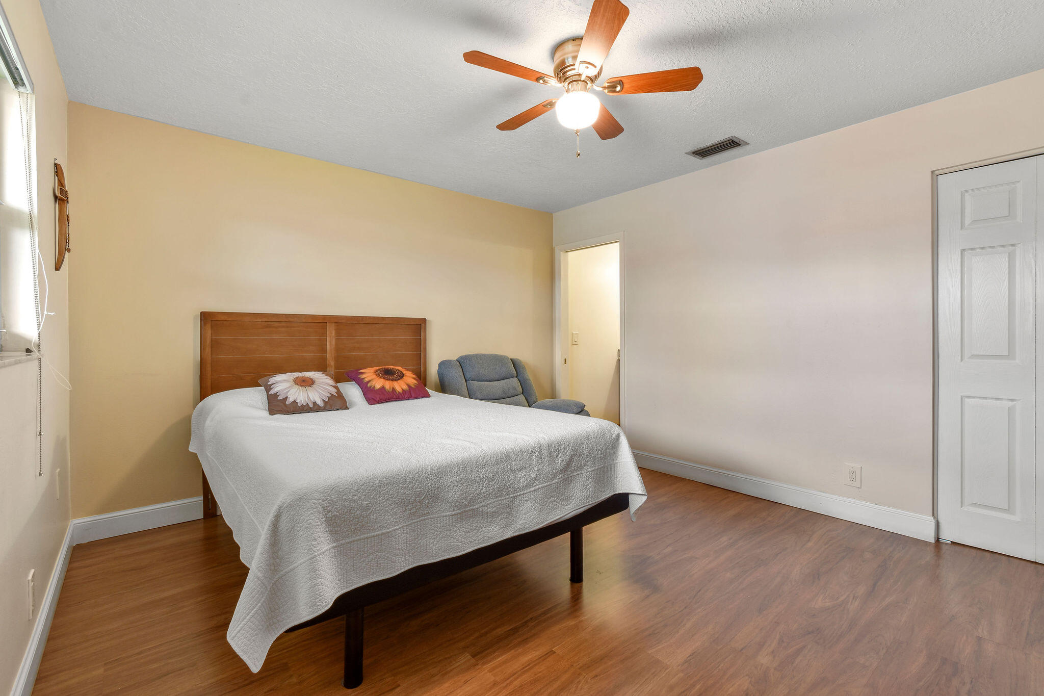 CRESTHAVEN TOWNHOMES SEC 4 CONDO - Residential