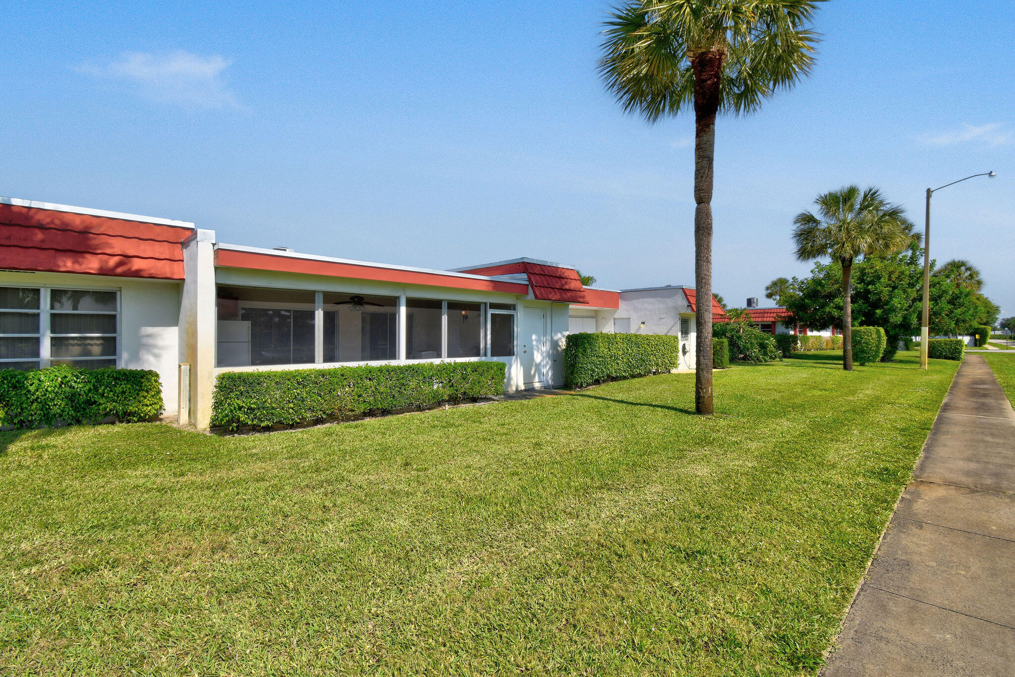 CRESTHAVEN TOWNHOMES SEC 4 CONDO - Residential