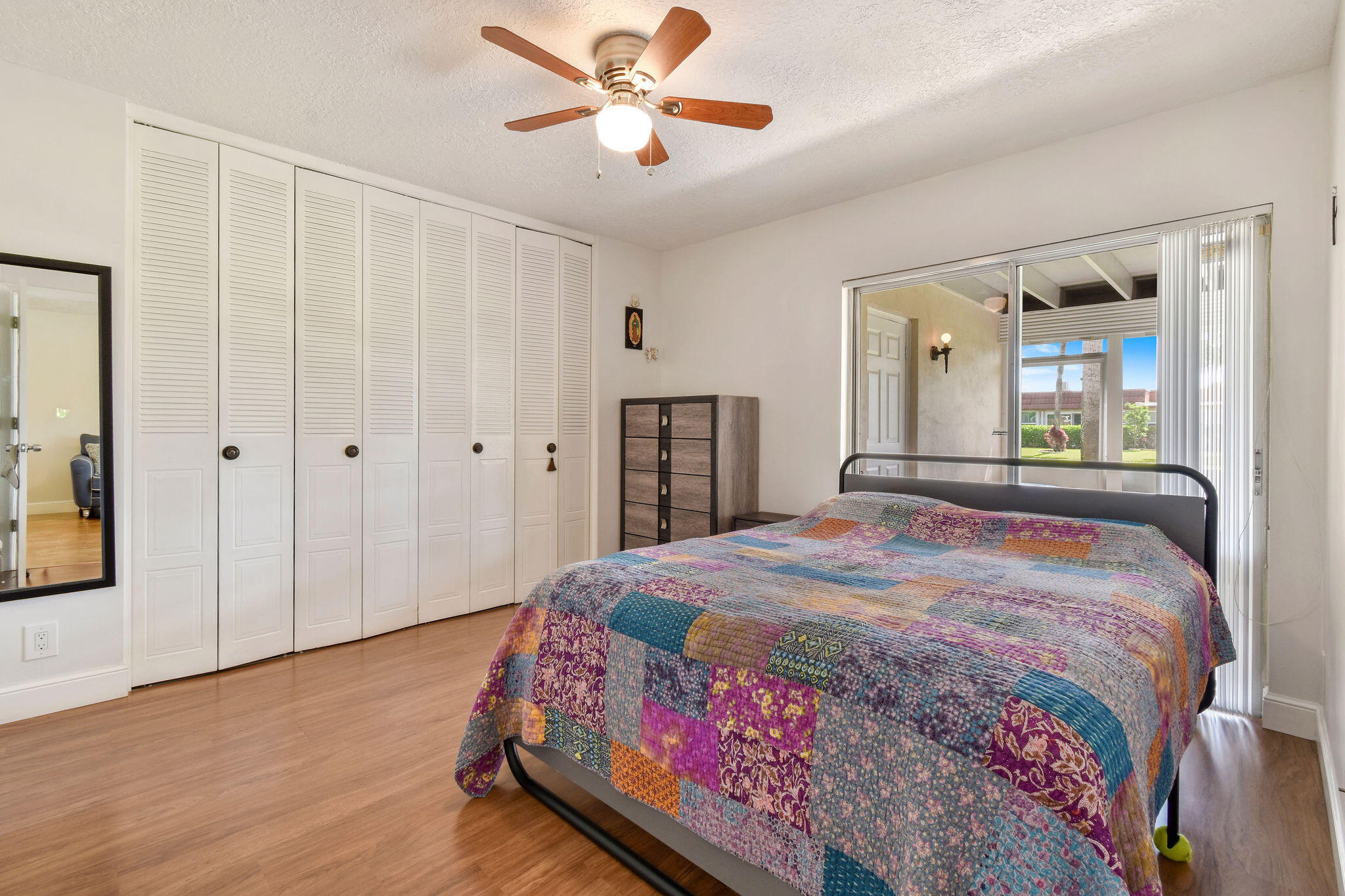 CRESTHAVEN TOWNHOMES SEC 4 CONDO - Residential