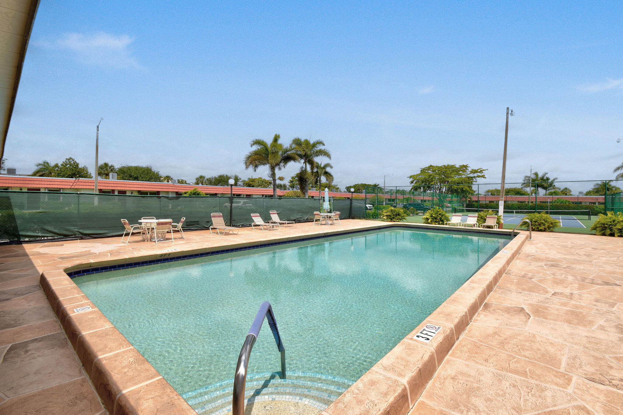 CRESTHAVEN TOWNHOMES SEC 4 CONDO - Residential