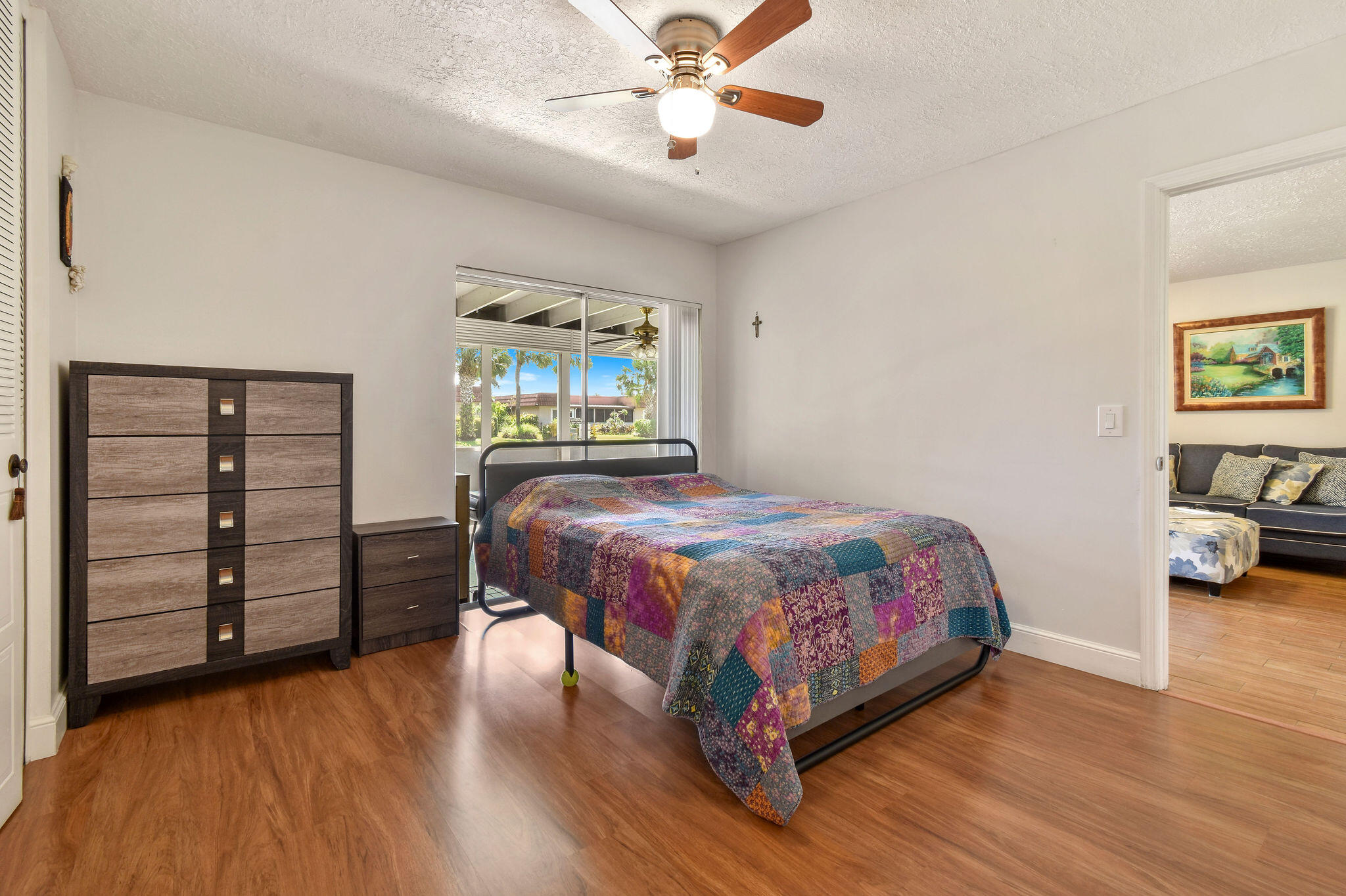 CRESTHAVEN TOWNHOMES SEC 4 CONDO - Residential