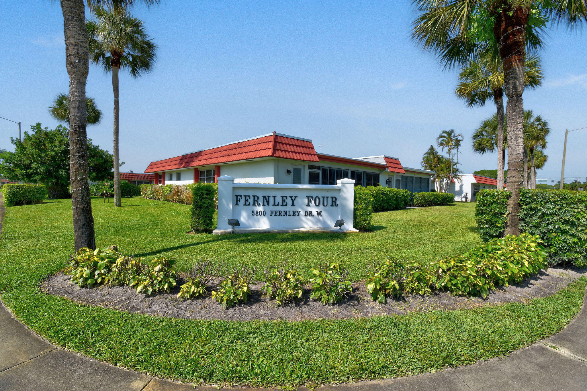 CRESTHAVEN TOWNHOMES SEC 4 CONDO - Residential