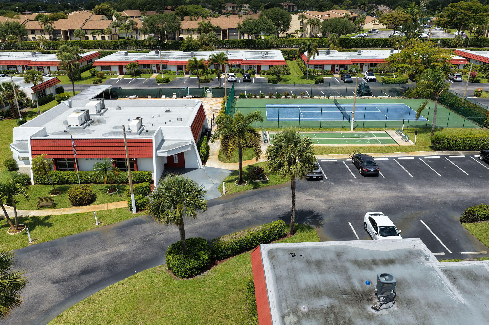 CRESTHAVEN TOWNHOMES SEC 4 CONDO - Residential