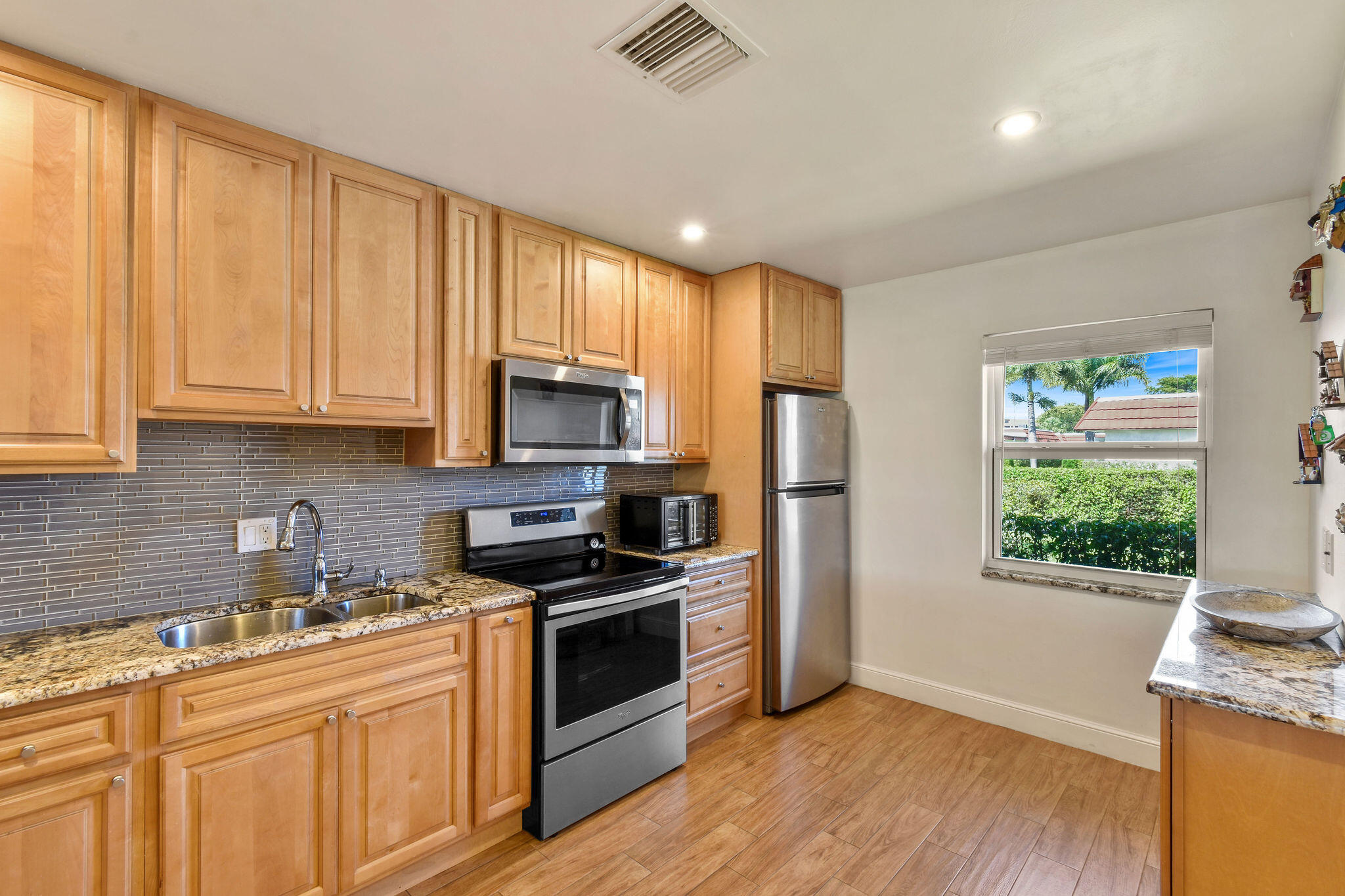 CRESTHAVEN TOWNHOMES SEC 4 CONDO - Residential