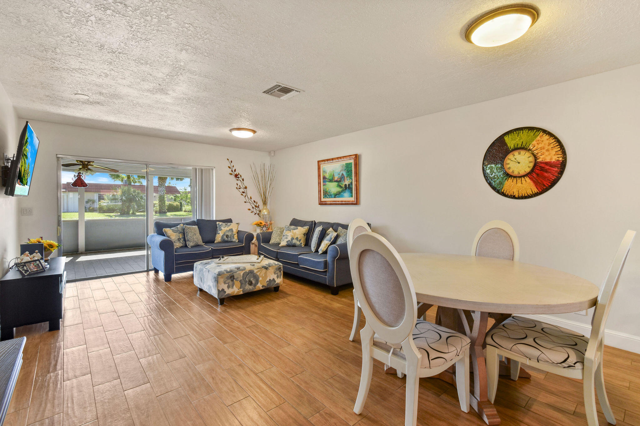 CRESTHAVEN TOWNHOMES SEC 4 CONDO - Residential