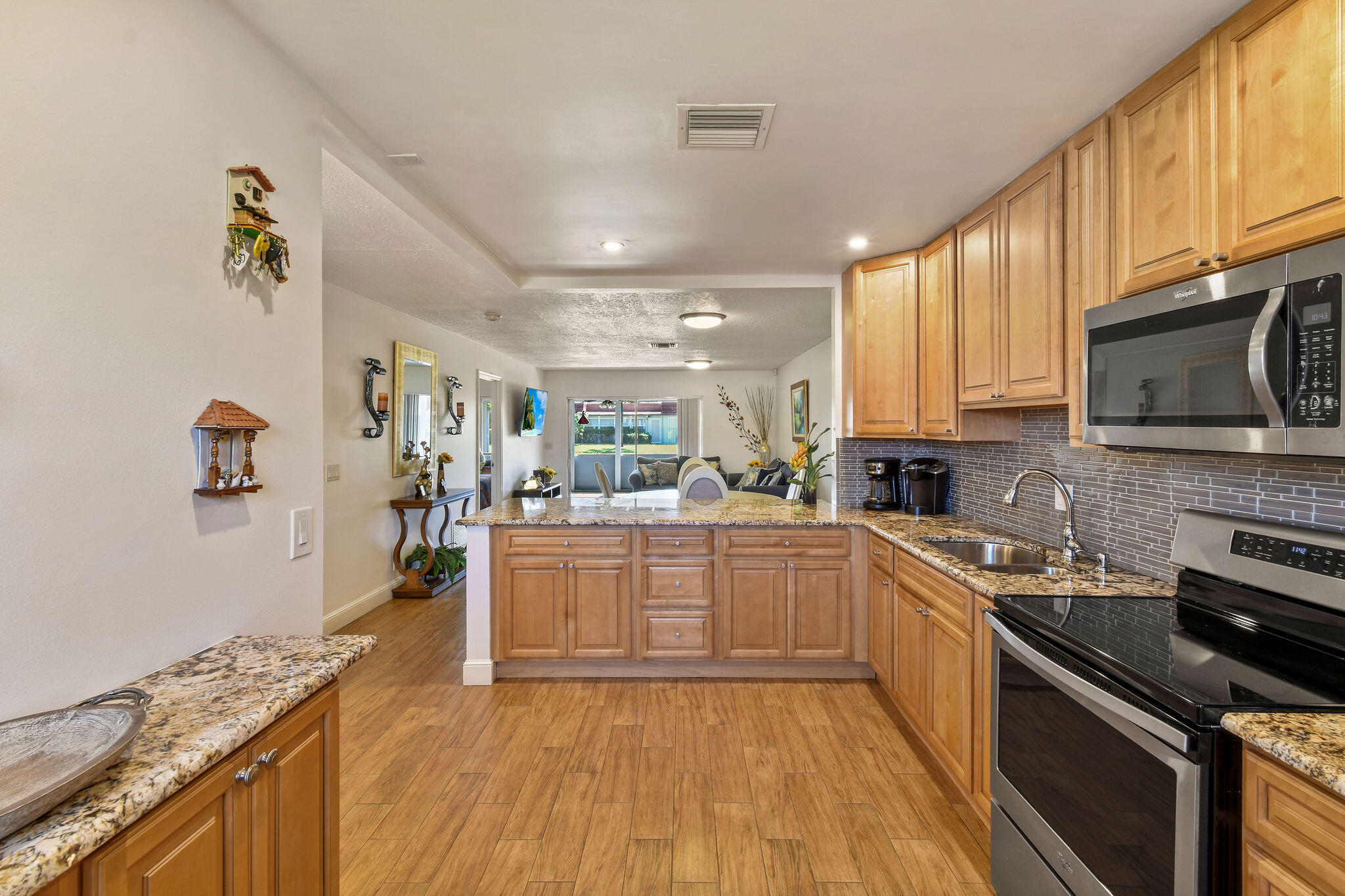 CRESTHAVEN TOWNHOMES SEC 4 CONDO - Residential