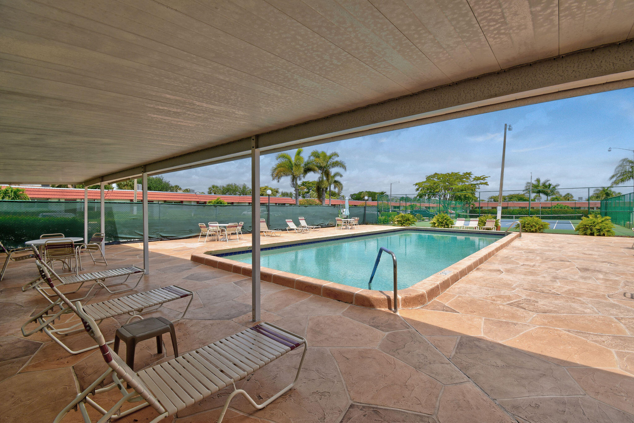 CRESTHAVEN TOWNHOMES SEC 4 CONDO - Residential