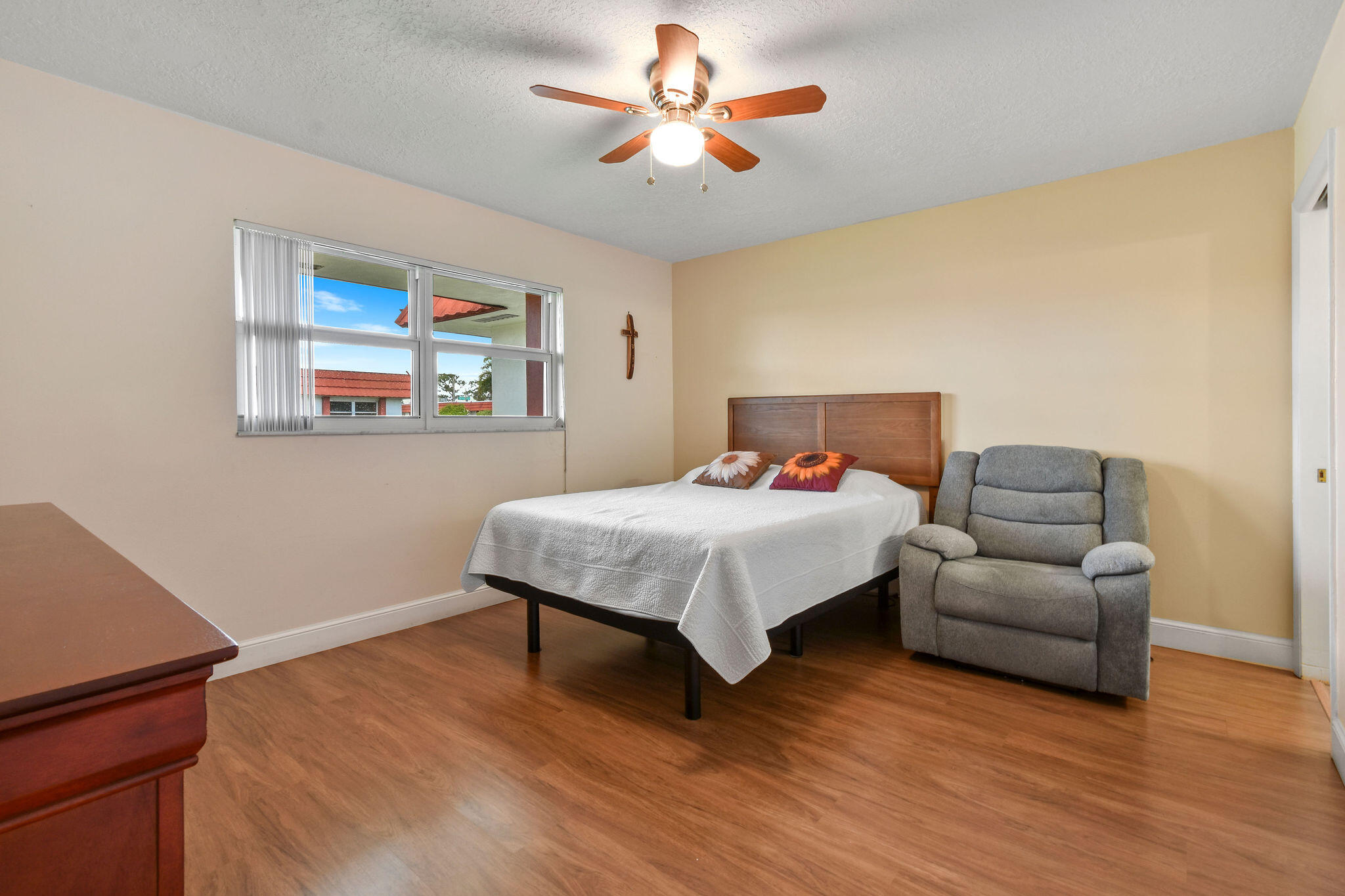 CRESTHAVEN TOWNHOMES SEC 4 CONDO - Residential