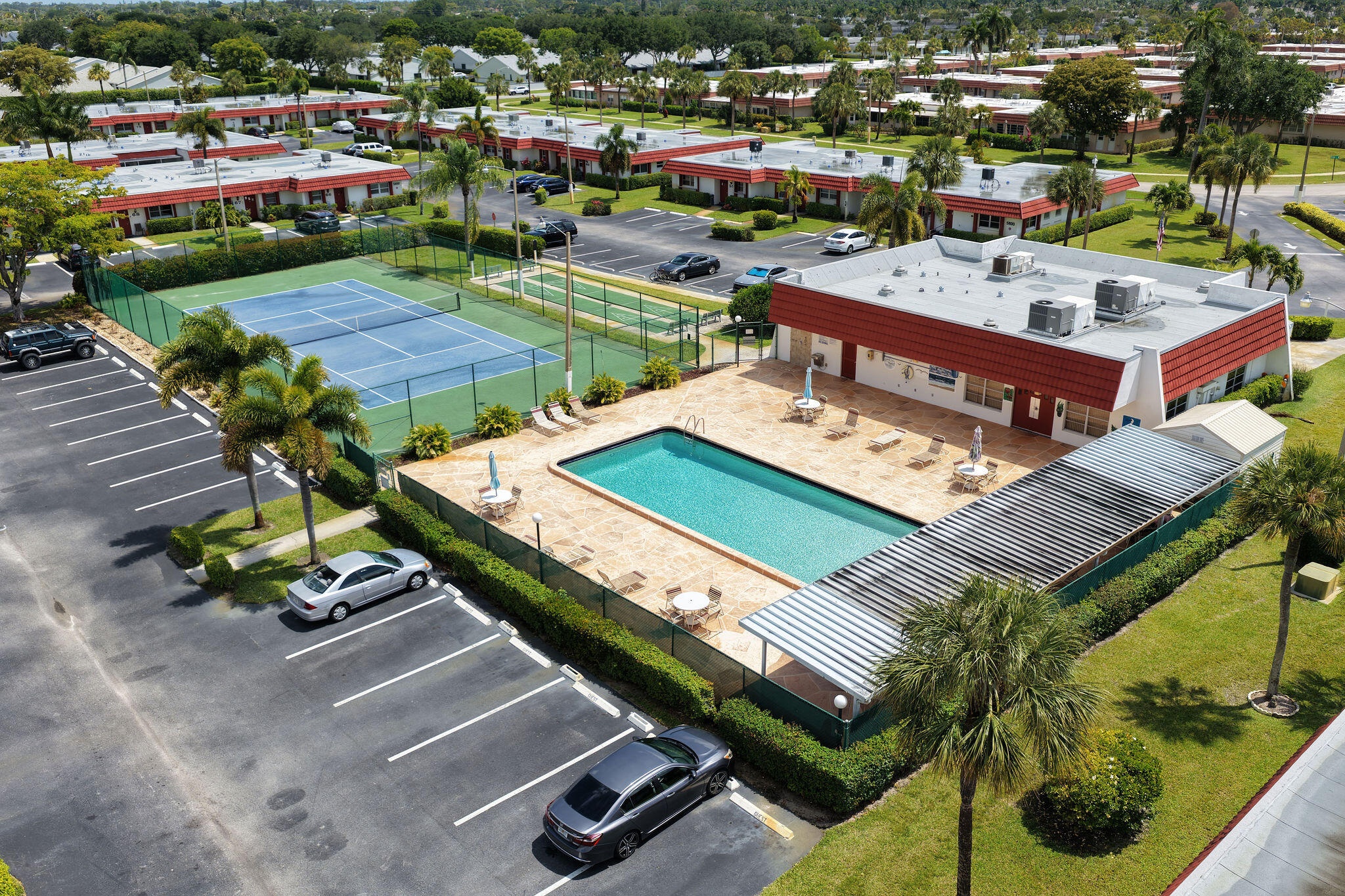 CRESTHAVEN TOWNHOMES SEC 4 CONDO - Residential