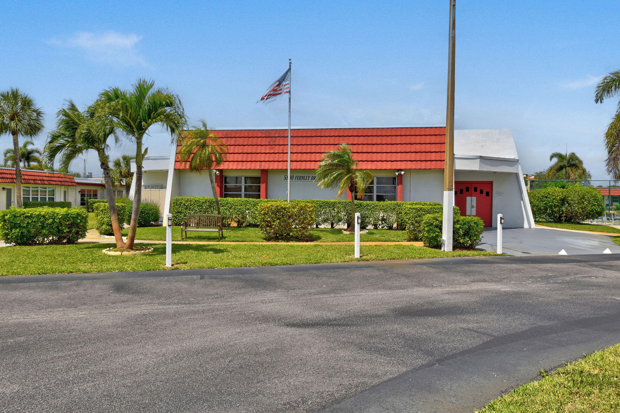 CRESTHAVEN TOWNHOMES SEC 4 CONDO - Residential