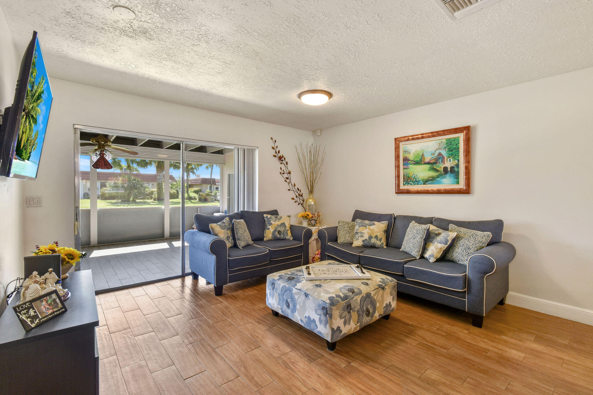 CRESTHAVEN TOWNHOMES SEC 4 CONDO - Residential