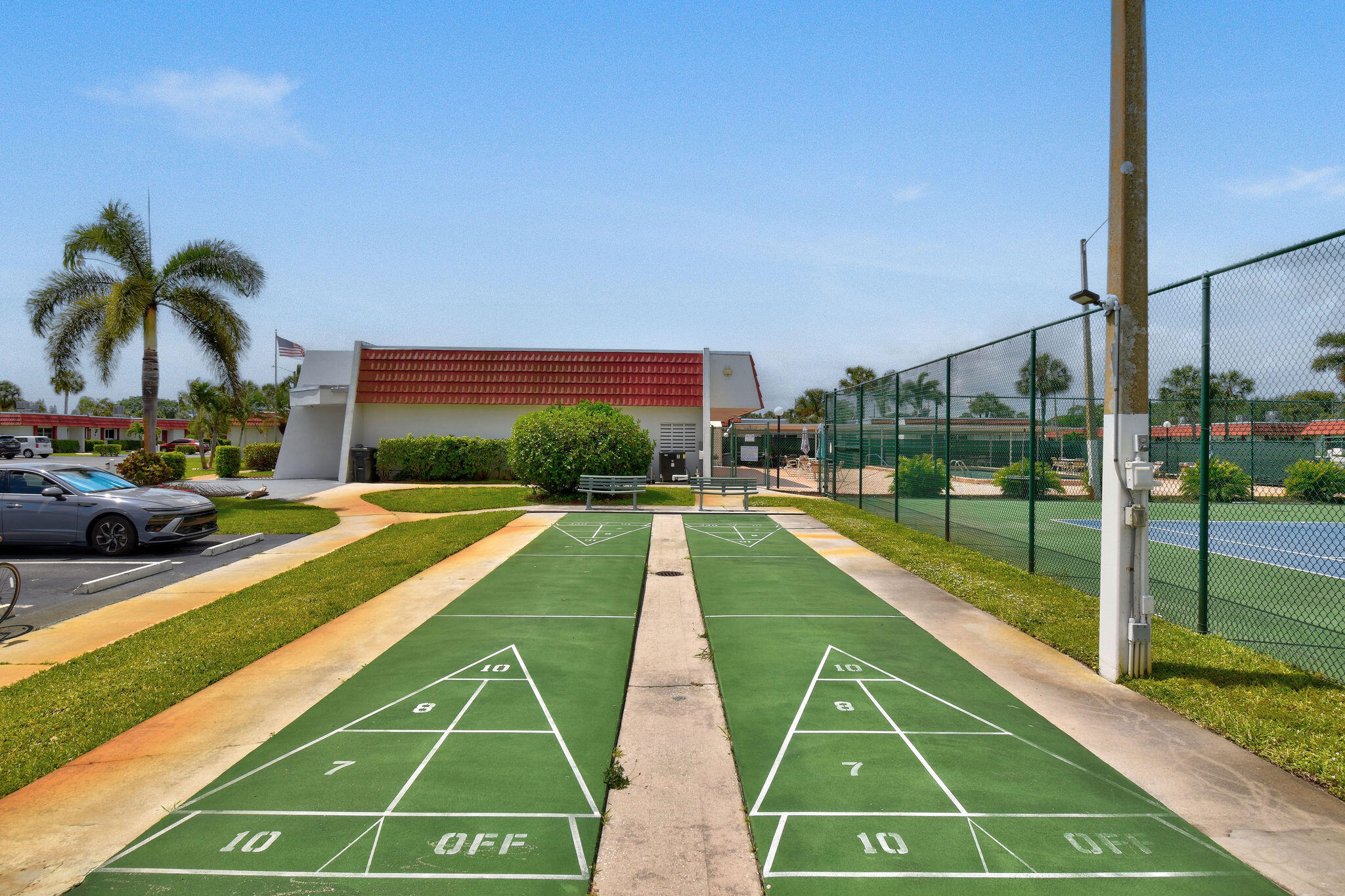 CRESTHAVEN TOWNHOMES SEC 4 CONDO - Residential