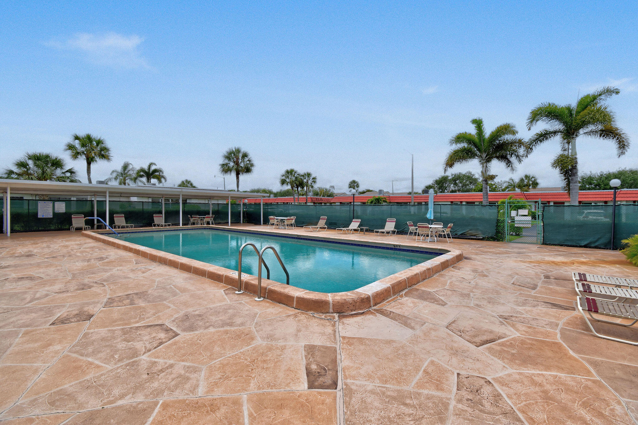 CRESTHAVEN TOWNHOMES SEC 4 CONDO - Residential