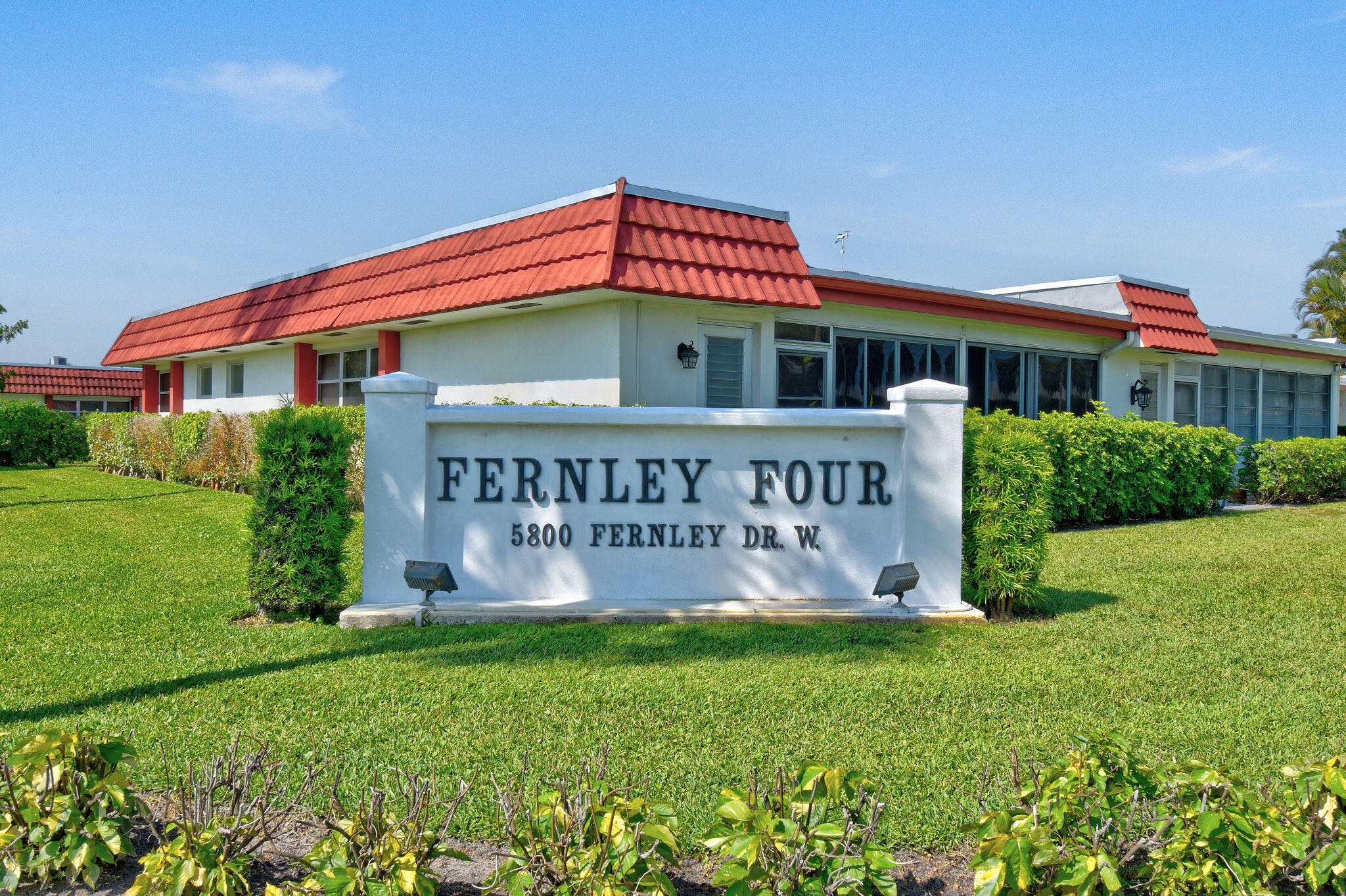 CRESTHAVEN TOWNHOMES SEC 4 CONDO - Residential