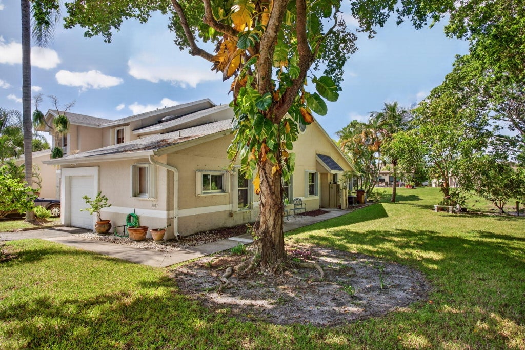 Photo of 2007 DISCOVERY Circle E, Deerfield Beach, FL 33442 (MLS # B26070486)