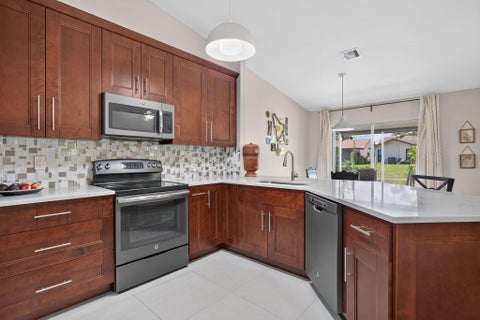 Tiny photo for 2007 DISCOVERY Circle E, Deerfield Beach, FL 33442 (MLS # B26070486)