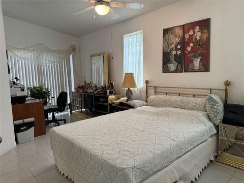 Single Family Residence in Deerfield Beach FL 4300 1st Dr Dr 14.jpg