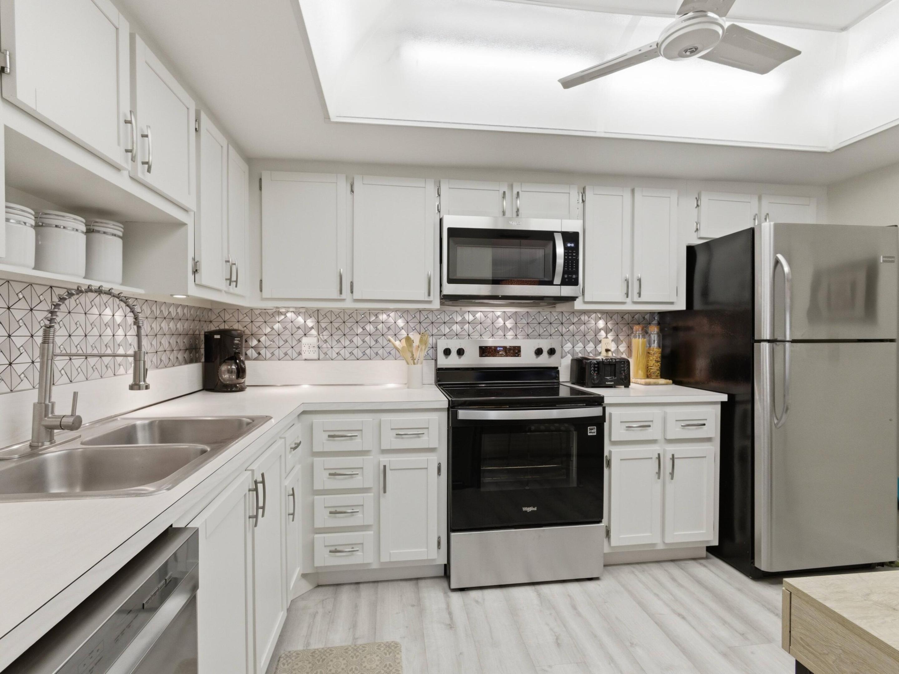 FOUR SEA SUNS - Residential