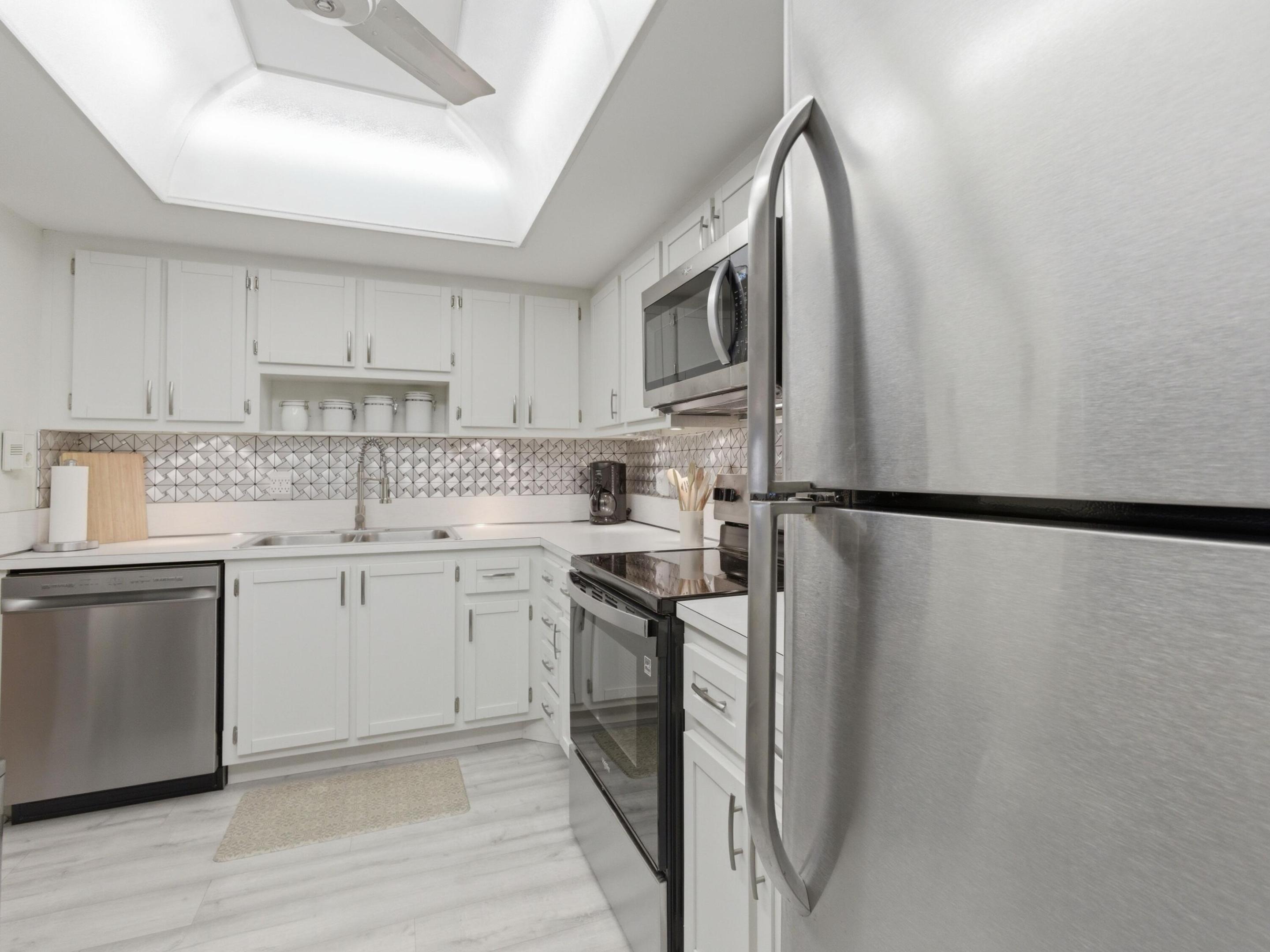 FOUR SEA SUNS - Residential