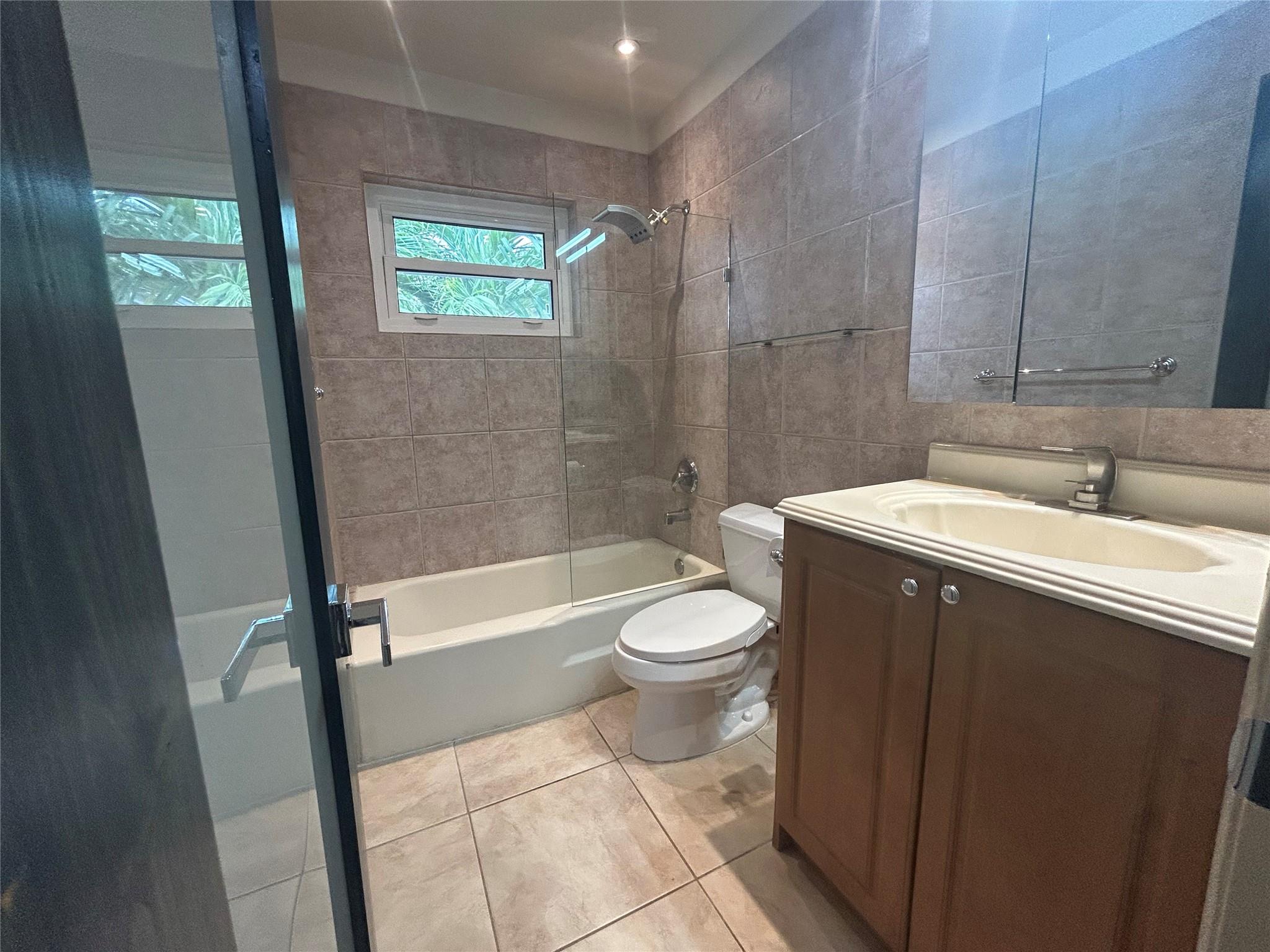 2607 NE 8th Ave 24