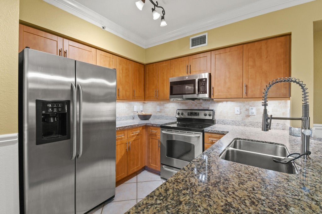 Photo of 6450 Emerald Dunes Drive #304, West Palm Beach, FL 33411 (MLS # R11050983)