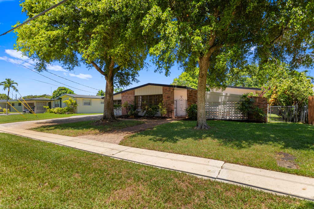 Photo of 880 E ACRE Drive, Plantation, FL 33317 (MLS # B26056235)