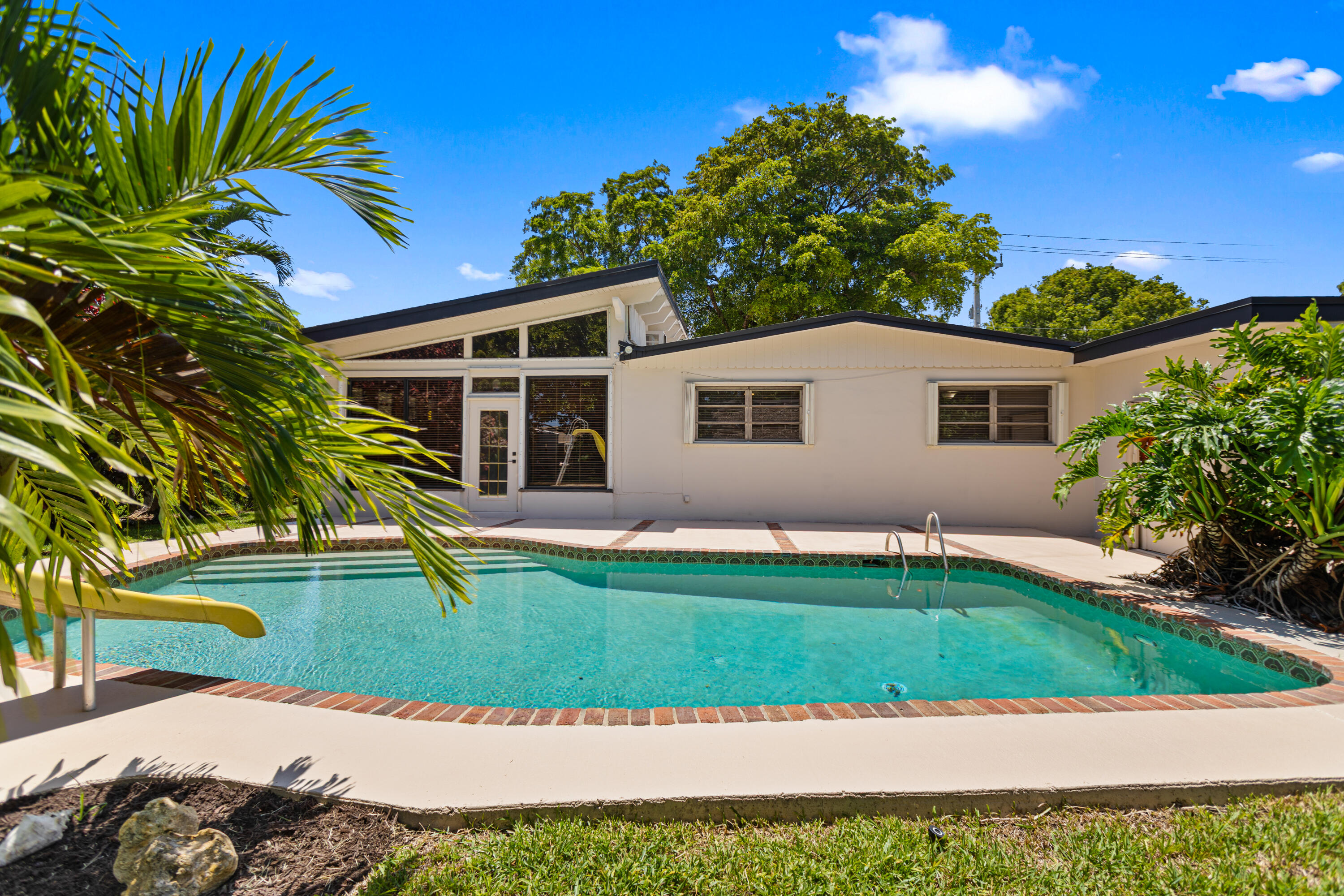 880 E ACRE Drive