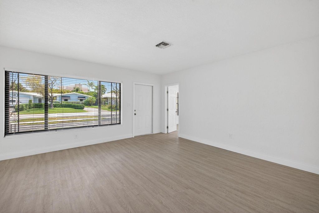 Photo of 4807 NE 18th Avenue, Oakland Park, FL 33334 (MLS # B26020915)