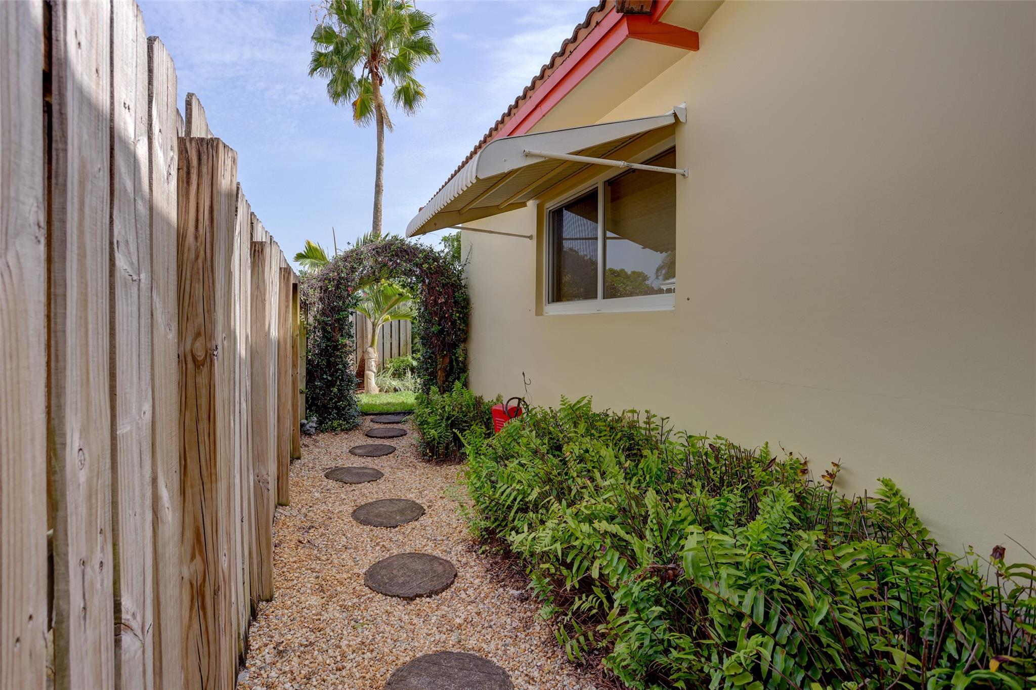 DANIA HIGHLANDS - Residential