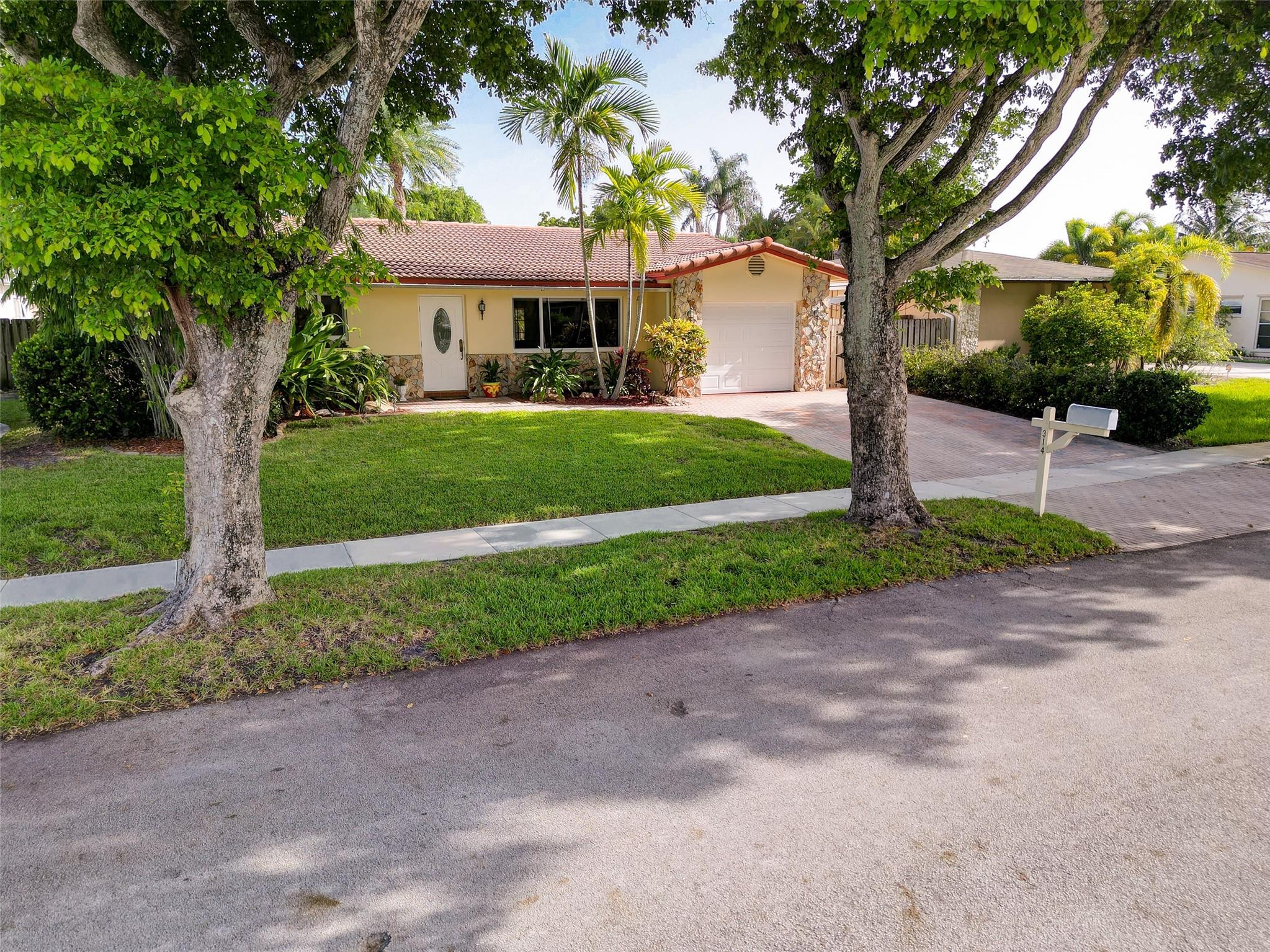 DANIA HIGHLANDS - Residential