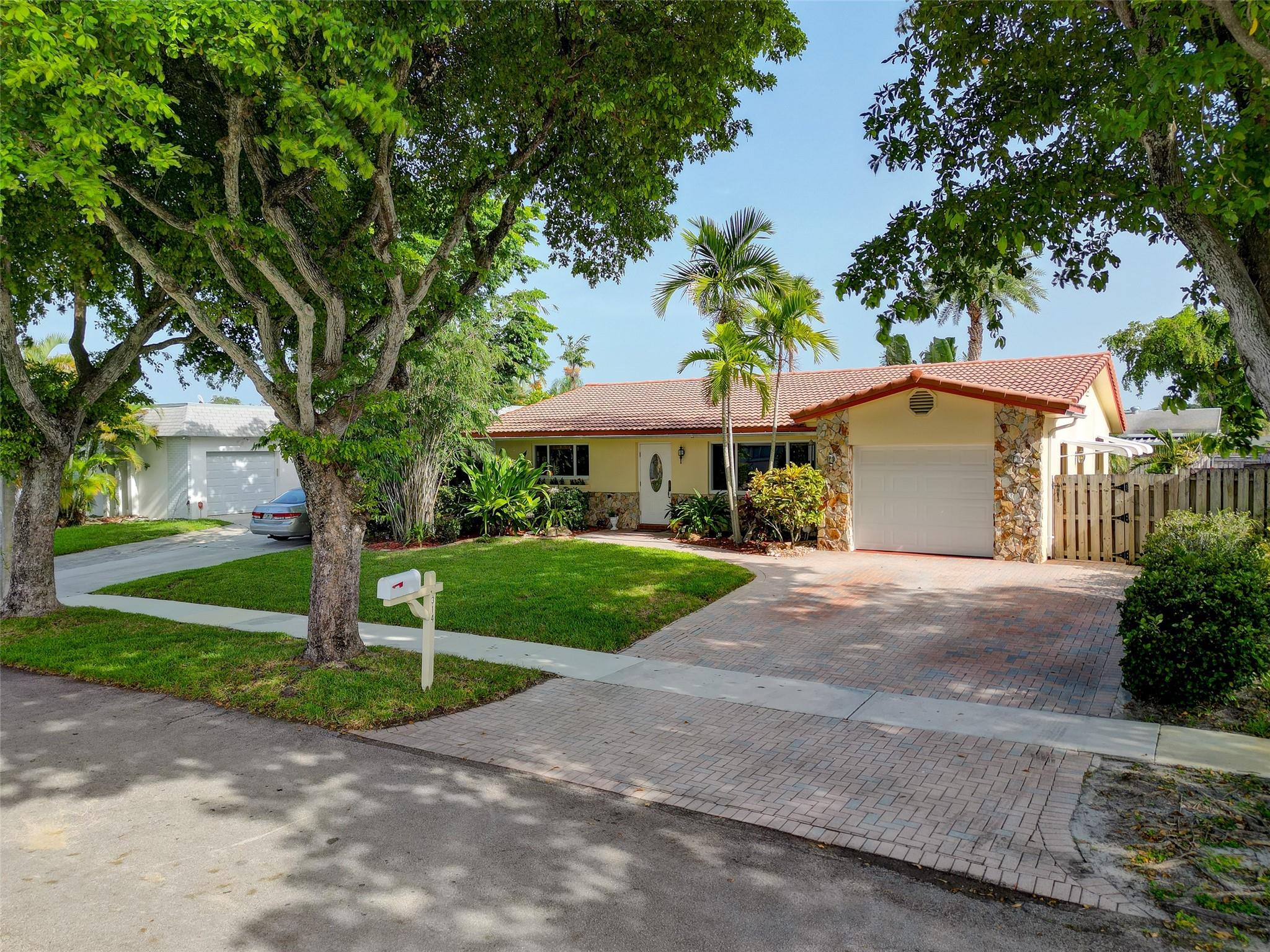 DANIA HIGHLANDS - Residential