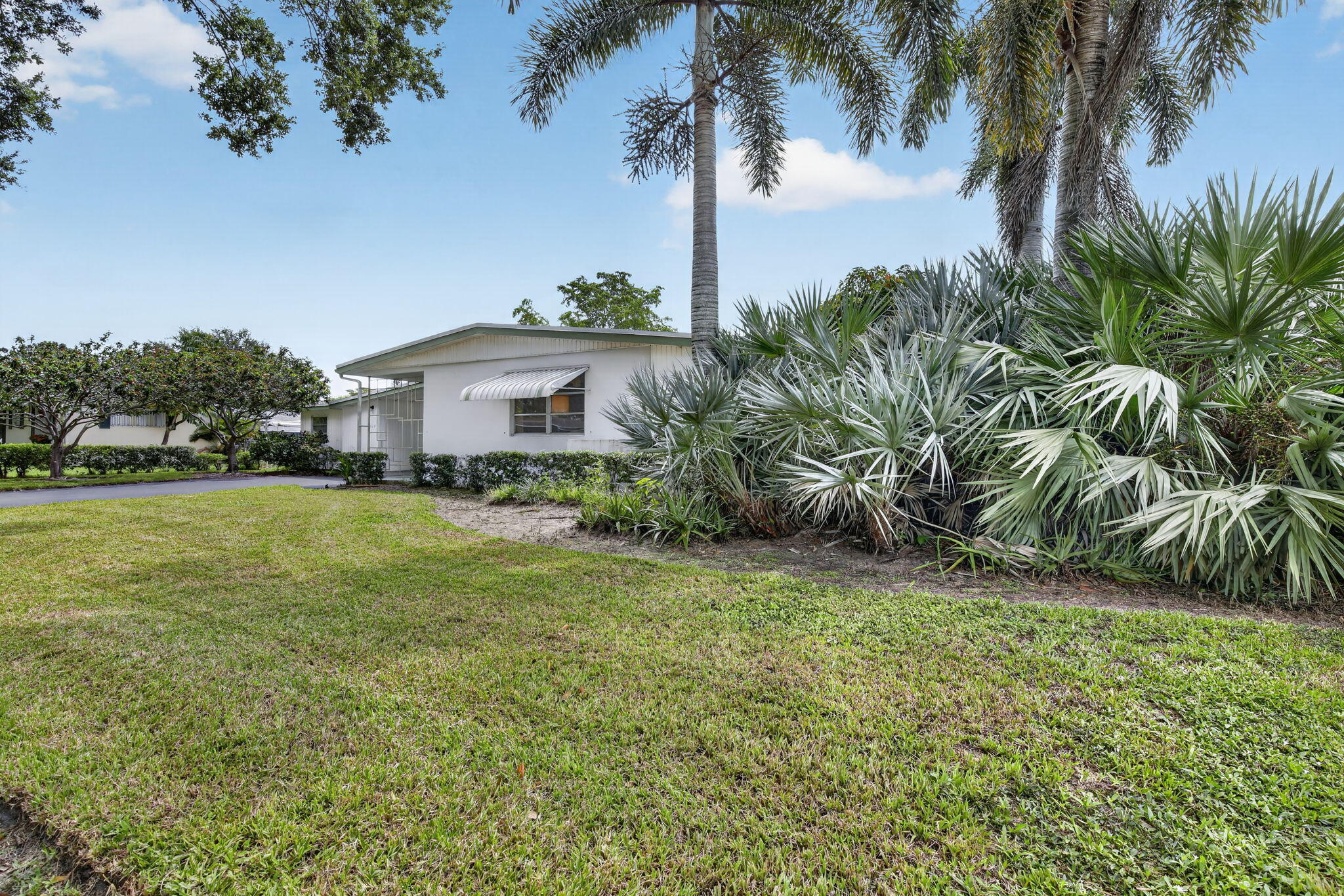 520 BEACHWOOD Lane