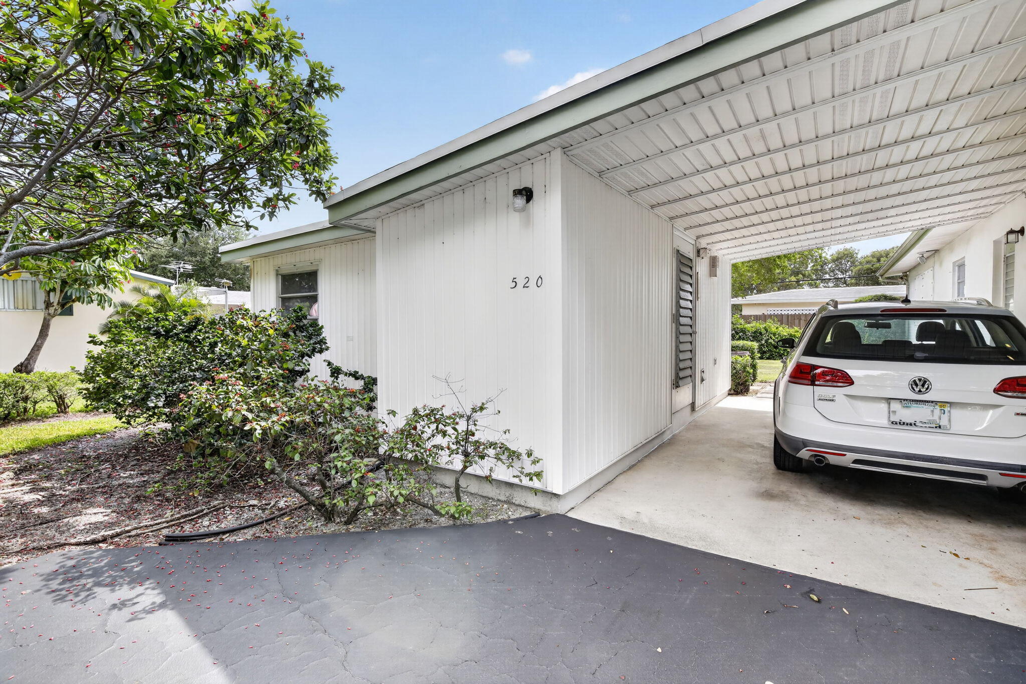 520 BEACHWOOD Lane