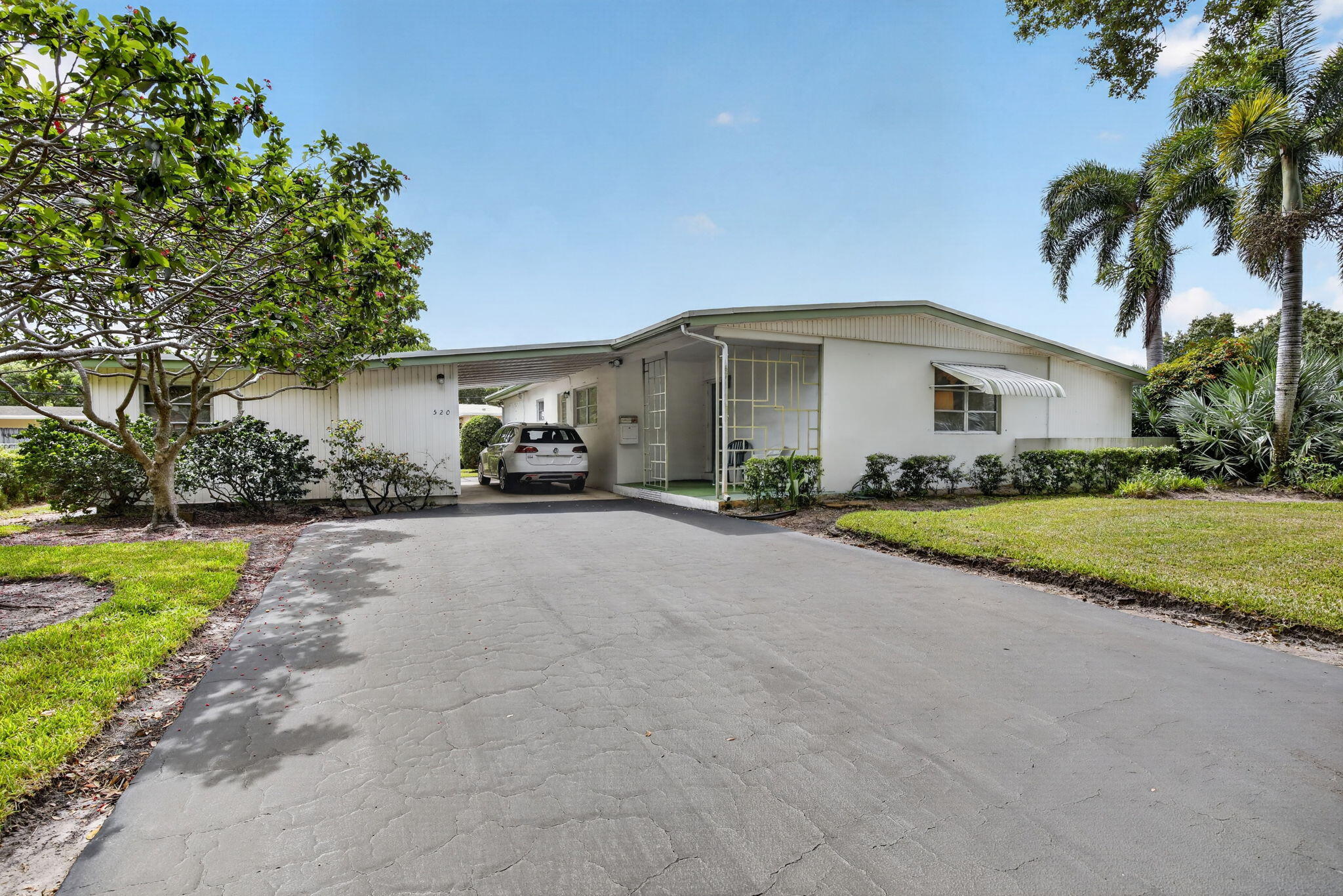 520 BEACHWOOD Lane
