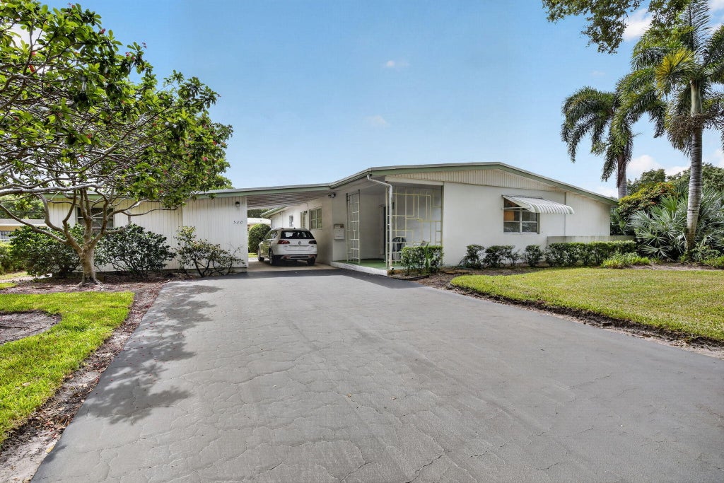 Photo of 520 BEACHWOOD Lane, Plantation, FL 33317 (MLS # B26060795)
