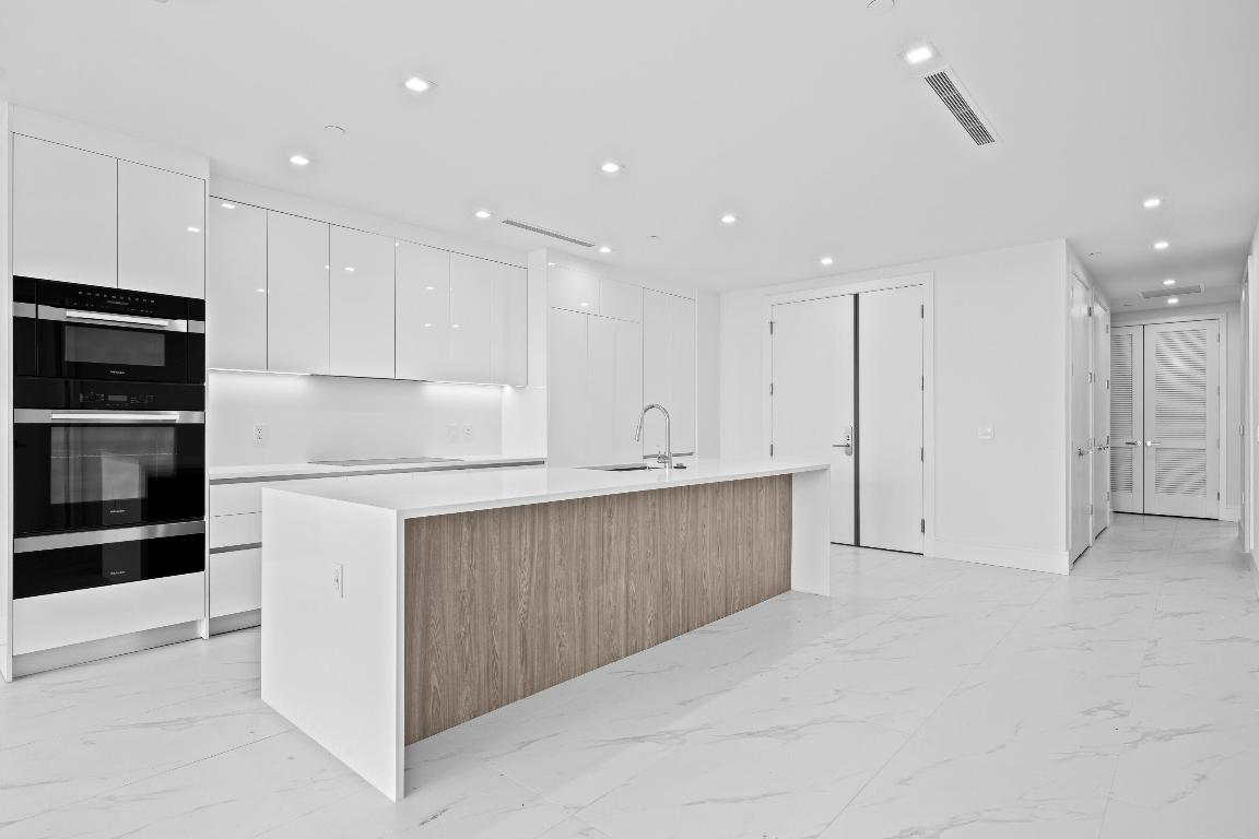 Nautilus 220 Condominium - Residential