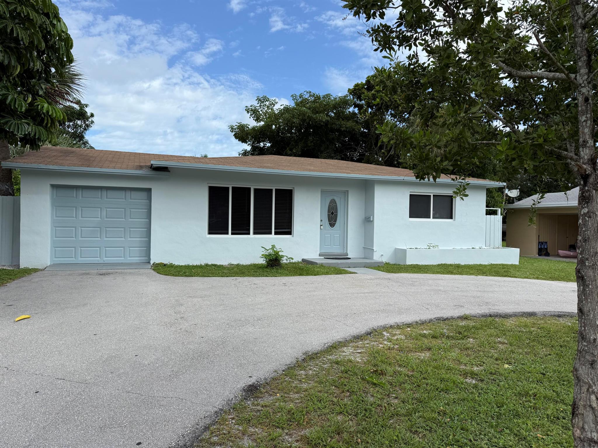 Beautiful modern 3 bedroom home on Park Avenue. Two modern bathrooms, tile flooring throughout, granite kitchen w brand new appliances. Central AC, laundry inside with new washer & dryer, extra large fenced in backyard and circular driveway with one car garage. Must see!