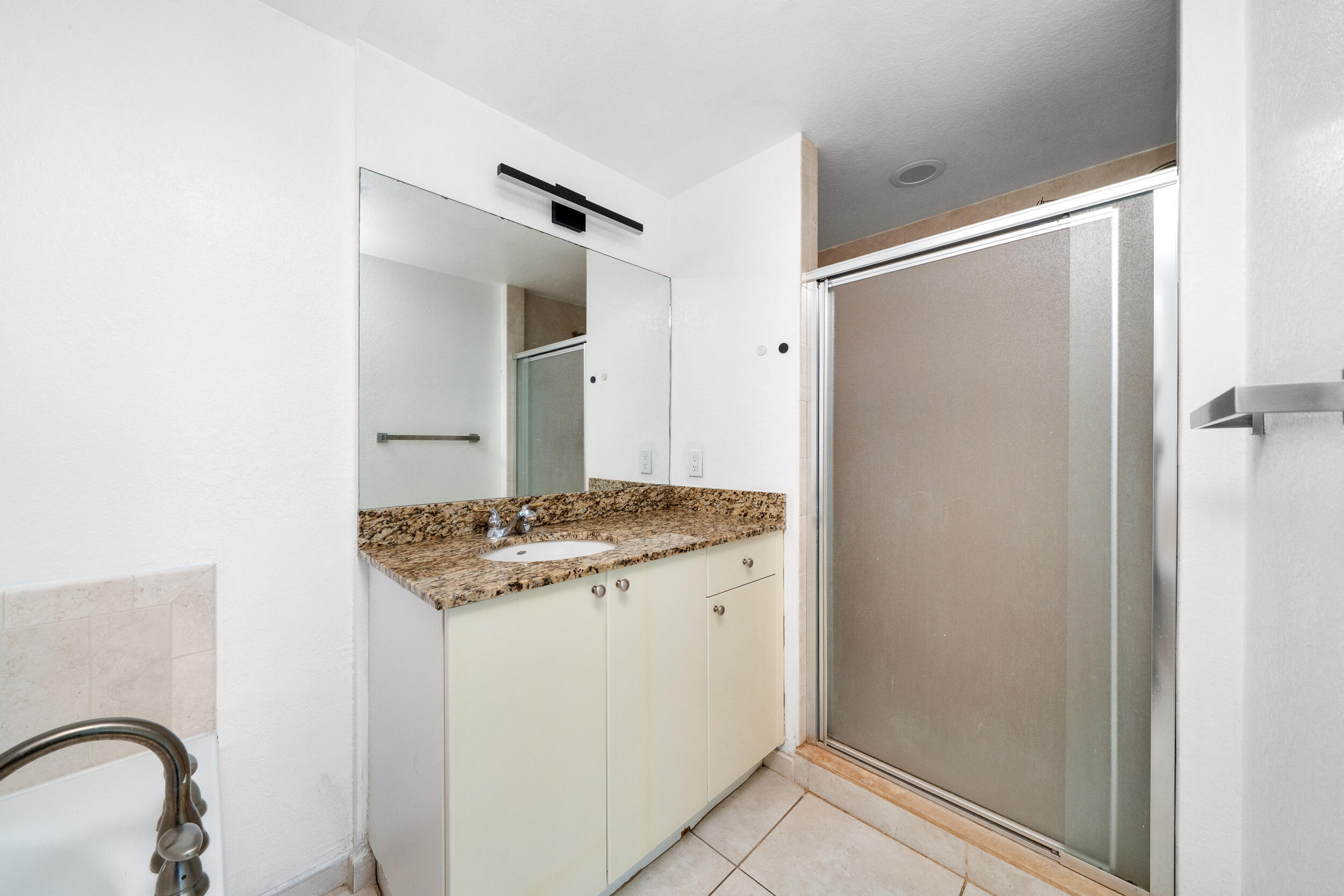 RADIUS CONDO - Residential Lease