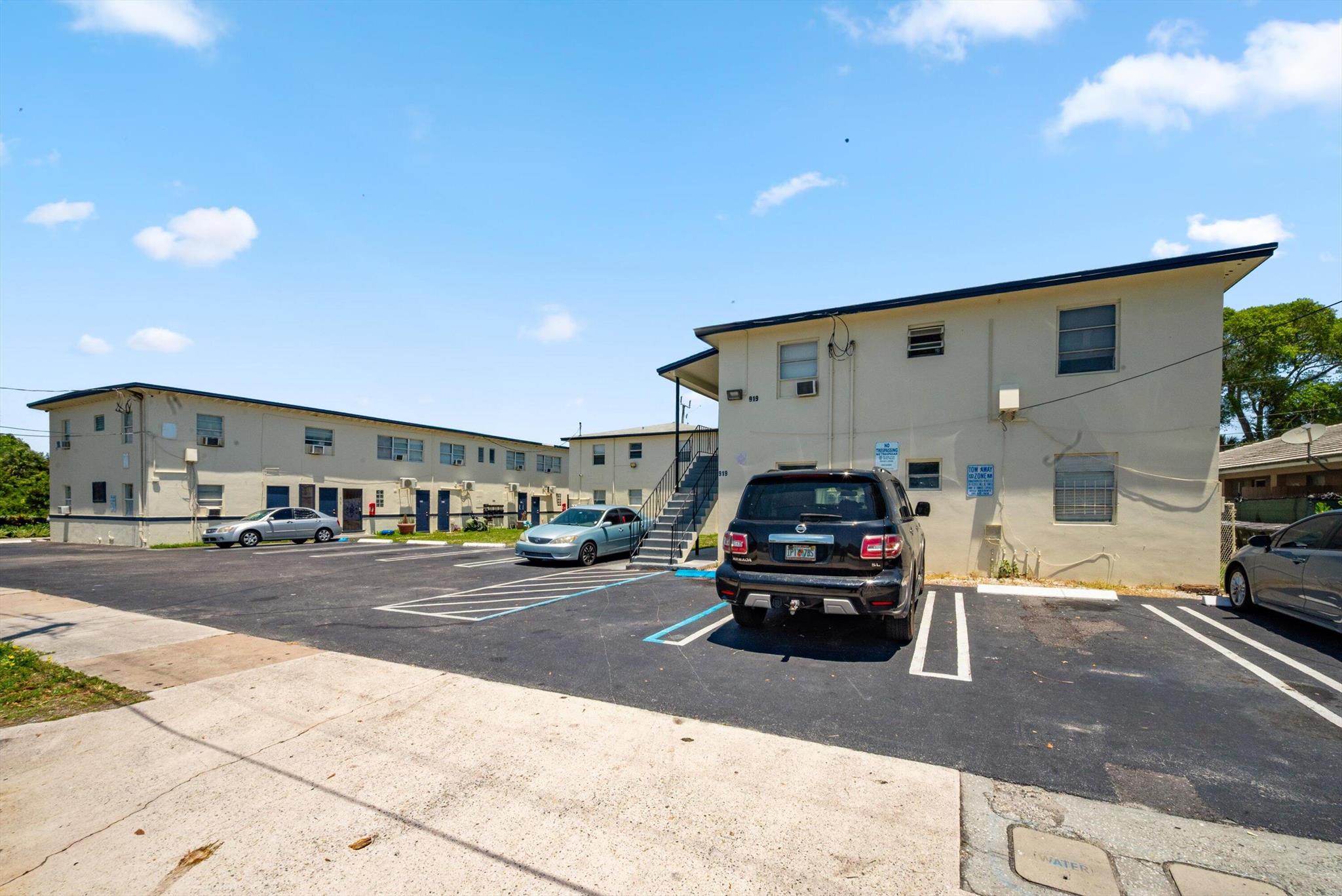 CLOWS - Commercial Sale