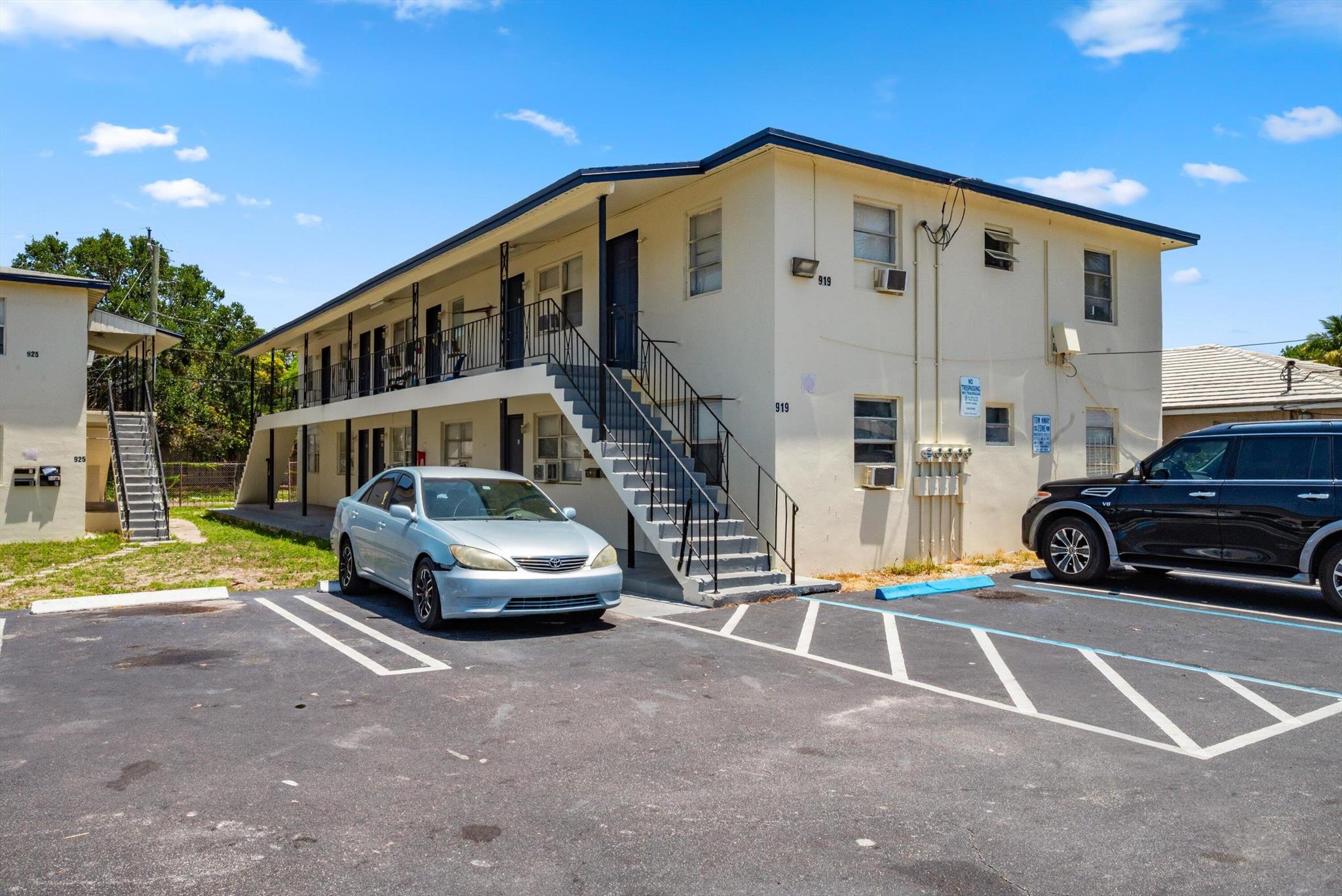 CLOWS - Commercial Sale