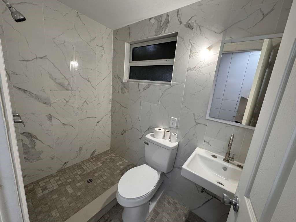 Lloyd Estates 25-47 B - Residential Lease