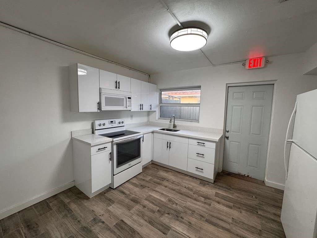 Lloyd Estates 25-47 B - Residential Lease