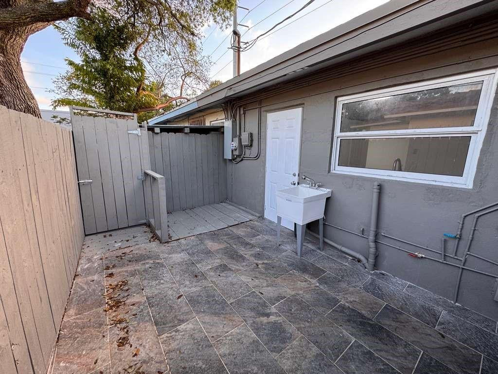 Lloyd Estates 25-47 B - Residential Lease