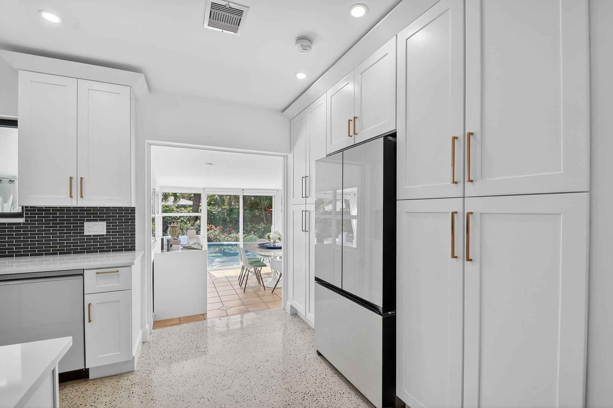 LITTLE RANCHES IN - Residential